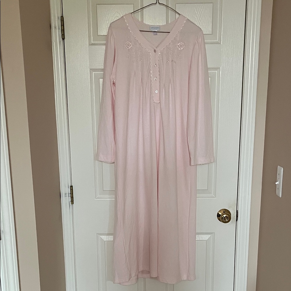 Heavenly Bodies - Miss Elaine Women's Pink Embroidered Nightgown - Medium